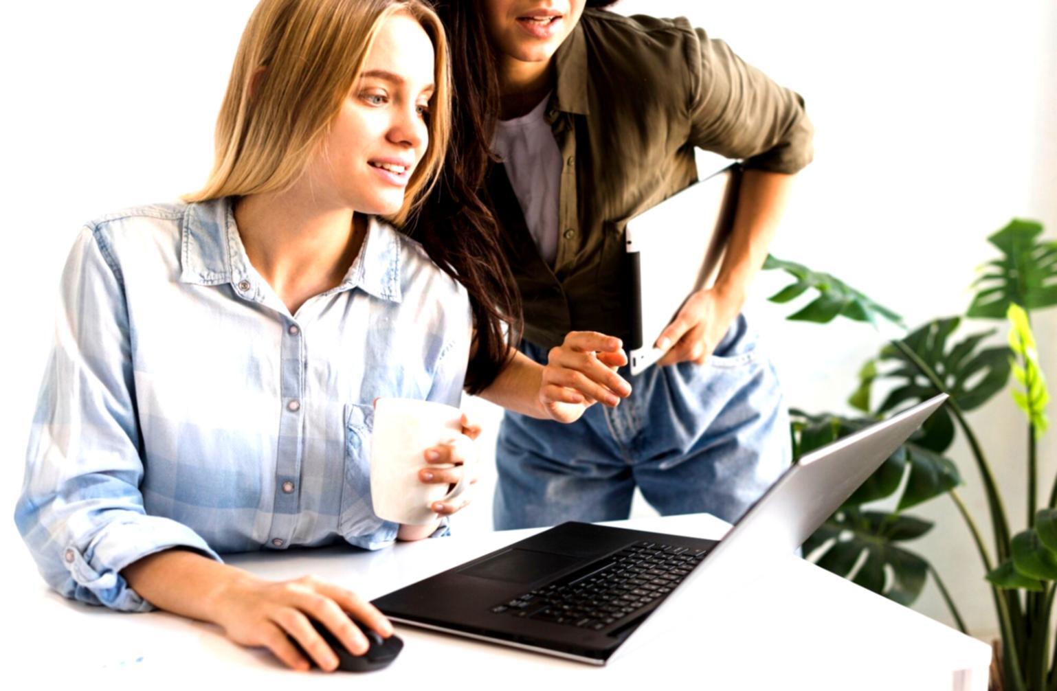 Espace de travail organisé avec documents budgétaires et outils de planification financière