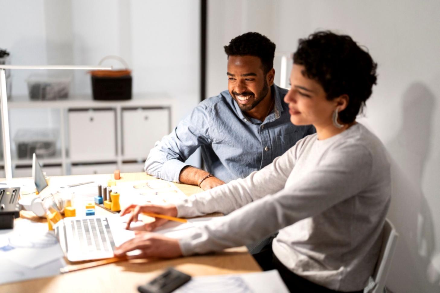Écran affichant des tableaux de bord financiers et indicateurs de performance budgétaire
